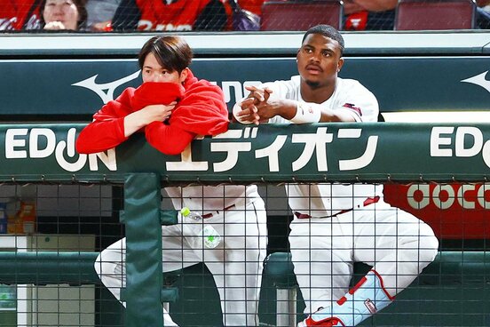 降板後、ベンチで戦況を見守った広島・森下暢仁(左)