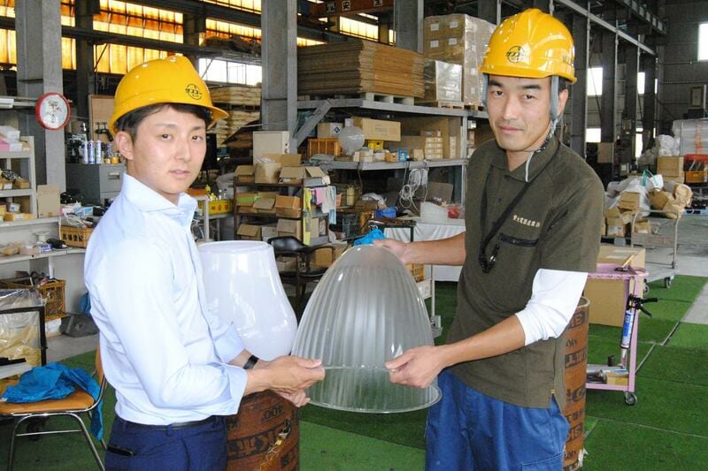 賛光電器産業株式会社の寺本欣真氏（左）と金井丈明氏