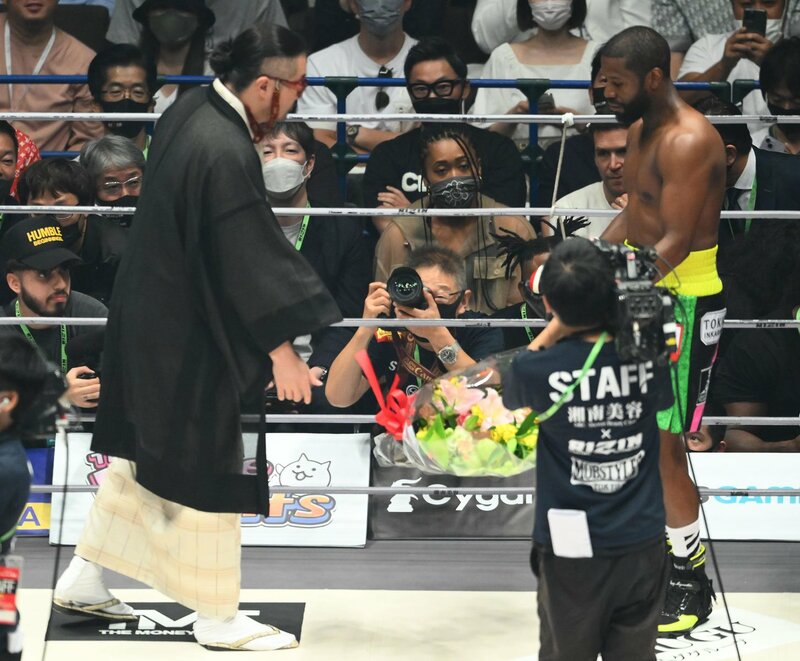 メイウェザーへの花束投げ捨てを海外報道「ボクシング界が怒り」「日本では見たことがない」 | 記事 | 東スポWEB