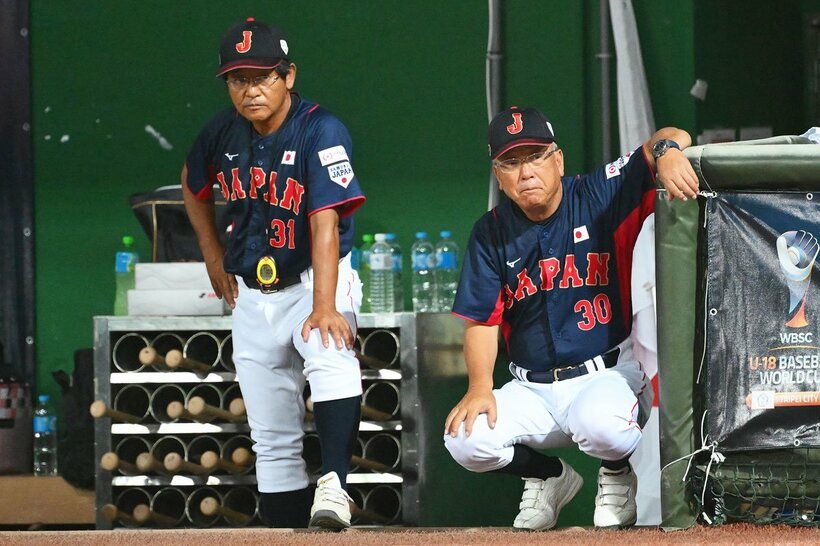 戦況を見守る馬淵監督(右)