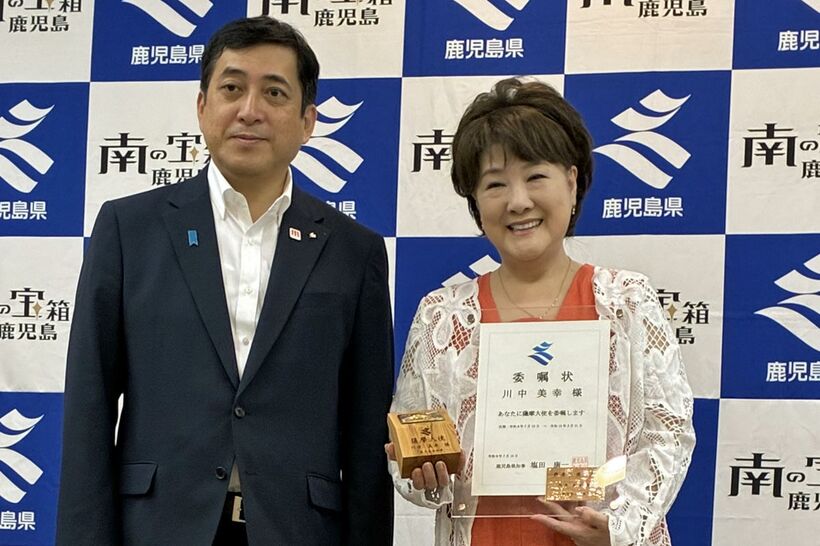 塩田康一鹿児島県知事と「薩摩大使」に就任した川中美幸（右）