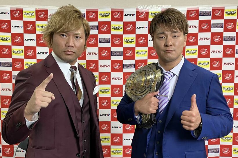 宮原健斗（左）と青柳優馬