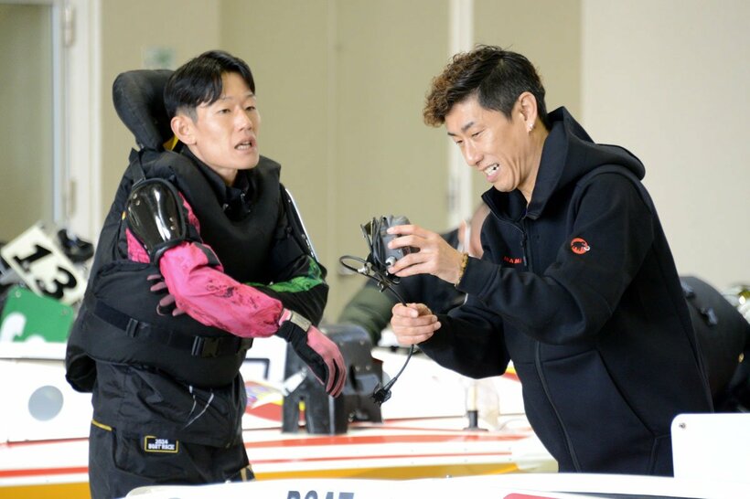 前検日、原田幸哉(右)と談笑する茅原悠紀