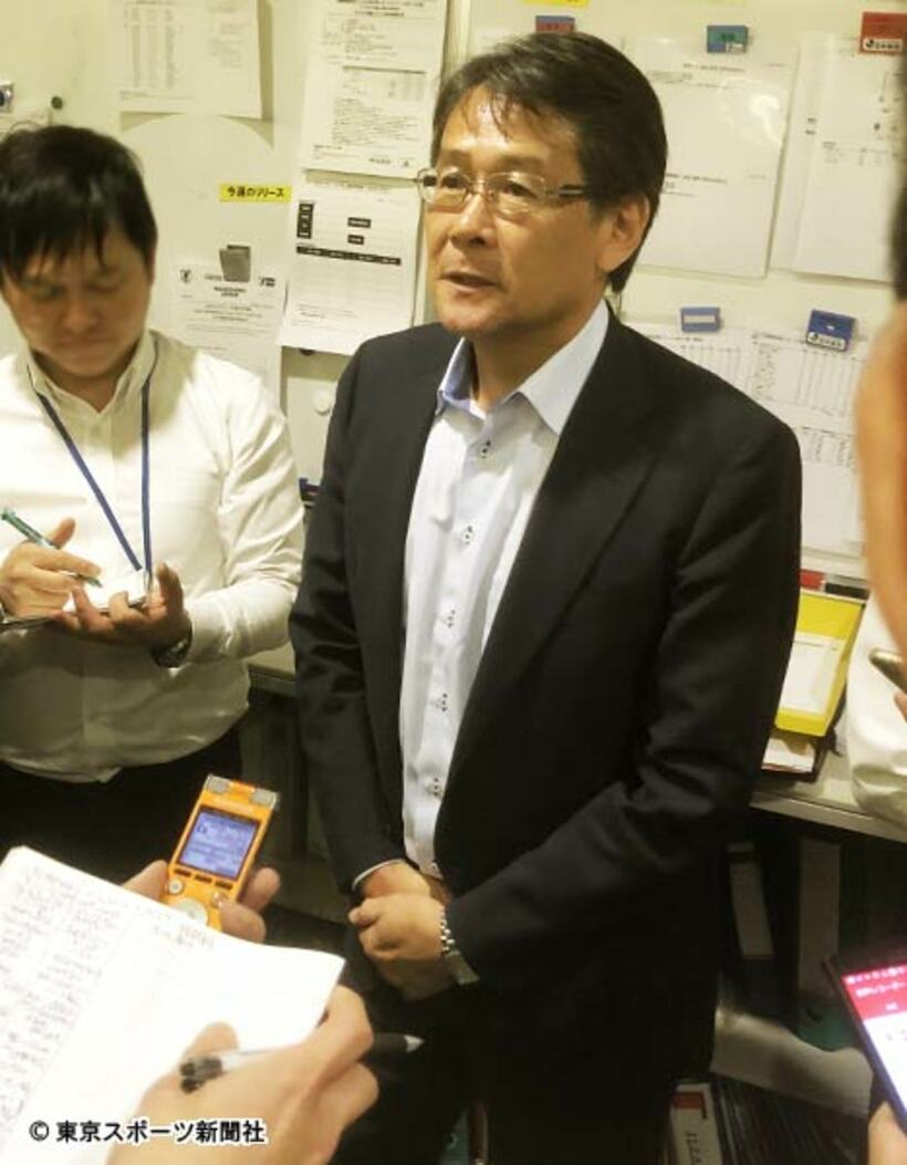  森保兼任監督の続投を決定して取材に応じる関塚委員長