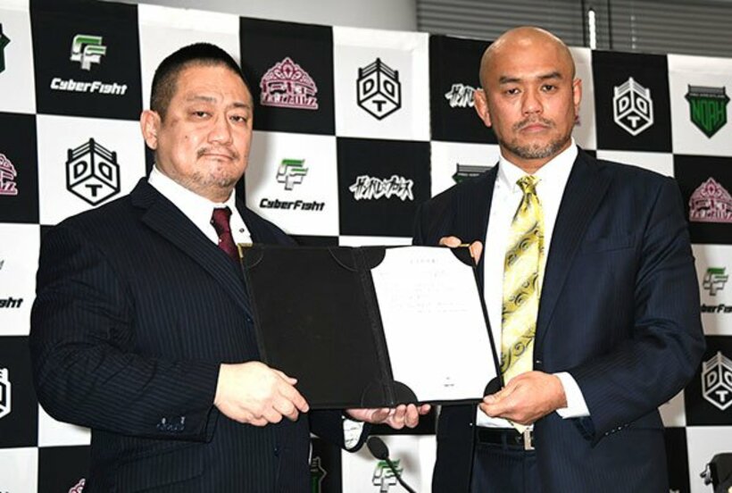  入団会見を行ったＤＤＴ高木社長と秋山