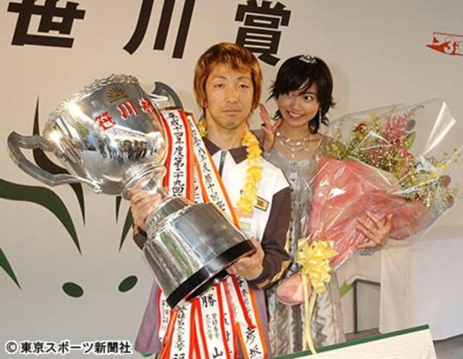 表彰される平石。右はプレゼンターの遠藤久美子
