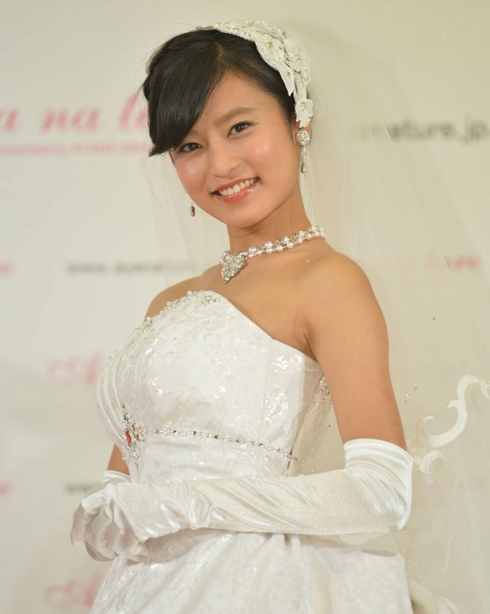 花嫁衣裳の小島瑠璃子