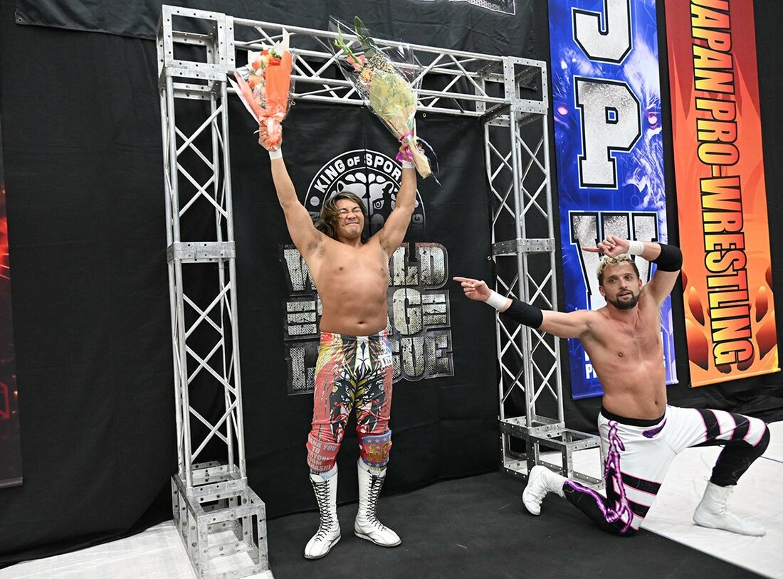 声援に応え、万感の表情で引き揚げる棚橋弘至(左)とエル・ファンタズモ