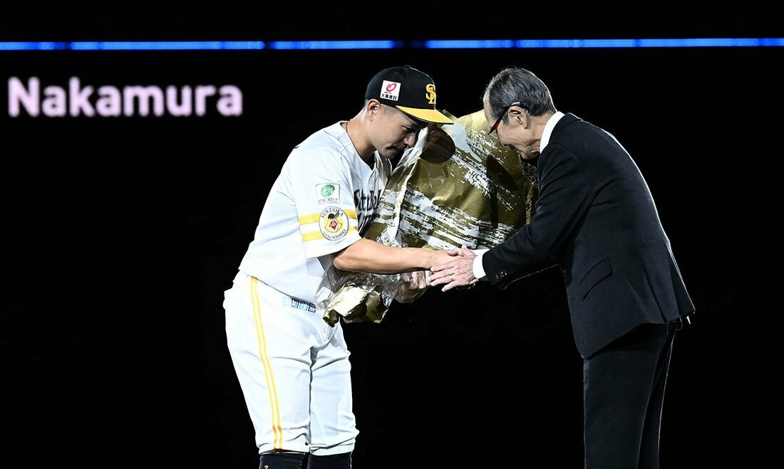 王貞治球団会長(右)から花束を受け取ったソフトバンク・中村晃