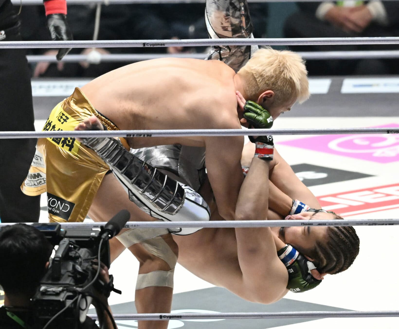  飛びつき腕十字で久保を捕らえたシバター(東スポWeb)