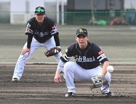 特守をこなしたソフトバンク・栗原陵矢(右)。左は石塚綜一郎
