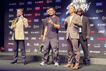 ジョナサン・ハガティー(手前左)との一戦に挑む秋元皓貴(手前右)