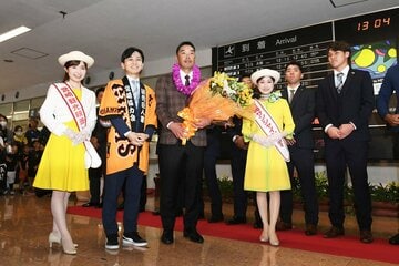 宮崎に到着し、歓迎を受けた巨人・阿部新監督(中)