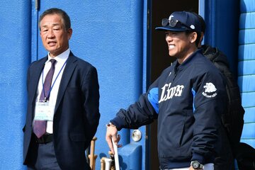 辻発彦前監督（左）とともにキャンプを見守る松井稼頭央監督