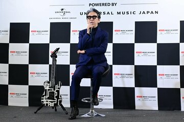 学生にエールを送った布袋寅泰
