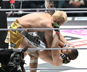  飛びつき腕十字で久保を捕らえたシバター(東スポWeb)