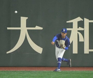  初回、安打を放ち二塁を狙うポランコをアウトにした中日・根尾（東スポWeb）