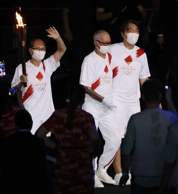  聖火リレーに登場した(左から)王氏、長嶋氏、松井氏（東スポWeb）