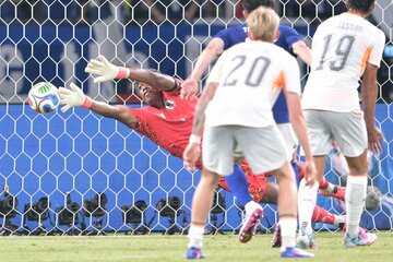 アイスランドに先制を許さなかったＧＫ鈴木彩艶(奥)