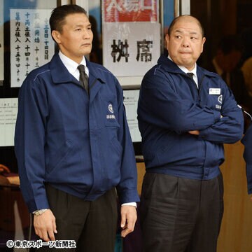 緊張関係が続く貴乃花親方（左）と八角理事長だが…