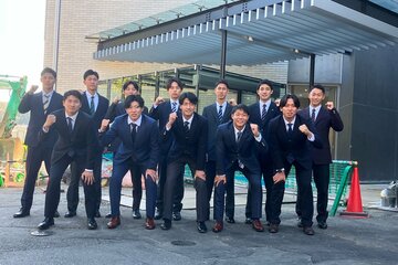 施設を見学した、ドラフト１位・西舘勇陽投手（前列中央）ら新人１２選手