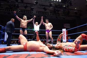 芦野祥太郎(手前左)、黒潮TOKYOジャパン(同右)を撃退