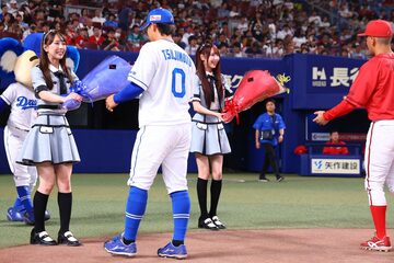 花束の贈呈を行ったSKE４８・熊崎晴香（左）野村実代（右）