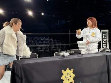 茶色い液体を飲む石川奈青（右）にドン引きの桜井麻衣