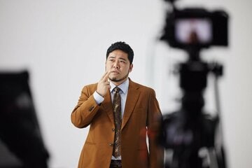 「ニコレット®」のウェブCMに出演する令和ロマン・松井ケムリ
