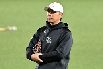 練習を見守った小久保監督