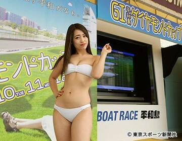 イベントステージでは各種催しで盛り上がる（イベントステージでポージングする璃乃）