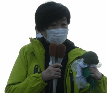 ブロッコリーを手に熱弁をふるう小池都知事（東スポWeb）