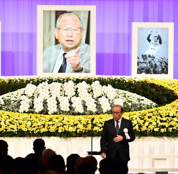 胴上げ写真も飾られた吉田義男氏の祭壇。手前は阪神・岡田彰布オーナー付顧問