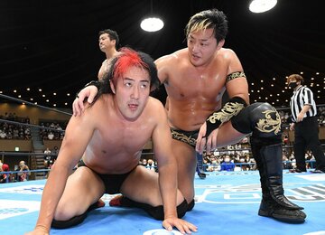  試合後、ヨシタツ(左)をねぎらうタイチ（東スポWeb）