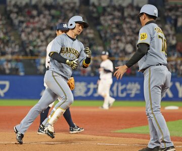 延長１１回、決勝２ランを放った近本（左）