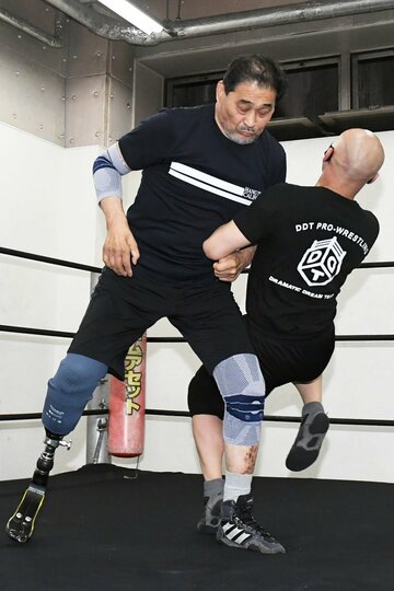 谷津嘉章（左）は公開練習でタックル（21年5月）