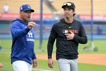 ロバーツ監督と話す前田健太（ロイター）