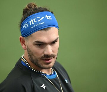 「ポンセ」と書かれたヘアバンドをつけるポンセ