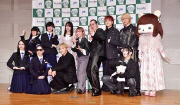 「ＧＥＮＥＲＡＴＩＯＮＳ」の小森隼（前列左から３人目）