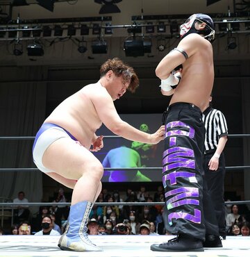 仁王立ちの隈取（右）に男色クローを仕掛け驚きの表情を見せた男色ディーノ