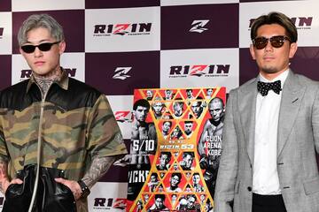 特別ルールで対戦する平本蓮と皇治（右）