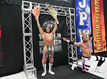 声援に応え、万感の表情で引き揚げる棚橋弘至(左)とエル・ファンタズモ