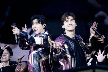 日産スタジアムでツアーを締めた東方神起のユンホ(左)とチャンミン