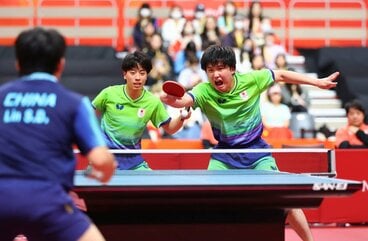 男子ダブルスの張本智和（右）と篠塚大登は銀メダルに終わった