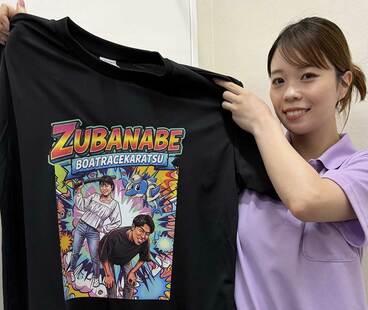 番組オリジナルTシャツを持つ牧原真由さん