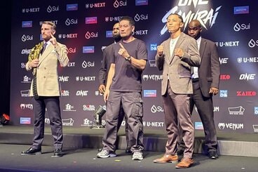 ジョナサン・ハガティー(手前左)との一戦に挑む秋元皓貴(手前右)