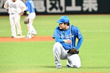 ４回、本塁へ悪送球した日本ハム・柴田（右）