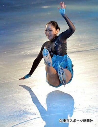 写真：安藤美姫アイスショーで豪快尻もち | 東スポWEB
