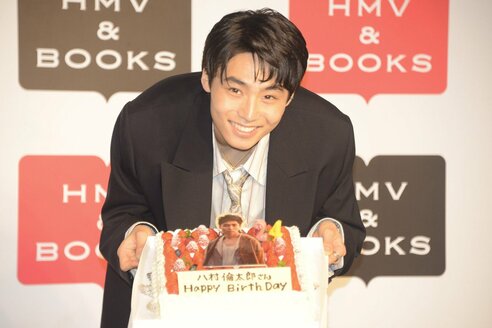 八村倫太郎の写真集発売イベントでサプライズ 誕生日ケーキ登場に笑顔