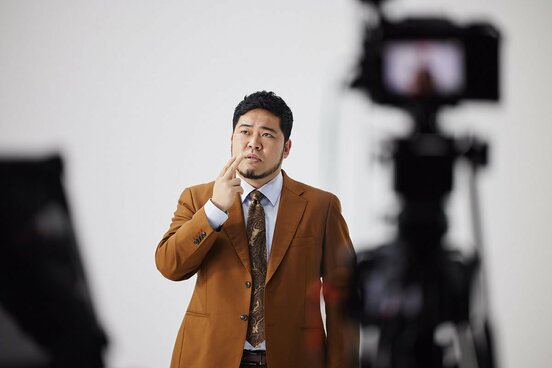 「ニコレット®」のウェブCMに出演する令和ロマン・松井ケムリ
